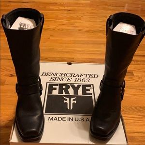 Like new FRYE 12R HARNESS black boots.